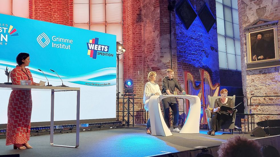 Gemeinsam mit Schauspielerin Anjorka Strechel ("Morden im Norden") und Vivien Bender, Leiterin der Emder Stadtbücherei, las Tom Wlashiha aus den drei nominierten Drehbüchern vor.