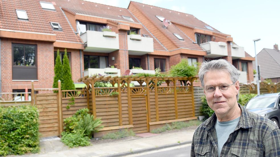 Helmut Hormig vor einem Leeraner Mehrfamilienhaus, in dem er nie eine Wohnung besaß oder genutzt hat. Das hinderte die EWE aber nicht daran, mit ihm einseitig einen Liefervertrag für eine der Wohnungen abzuschließen und – trotz Widerspruch – ein Mahnverfahren einzuleiten. Foto: Ellinger