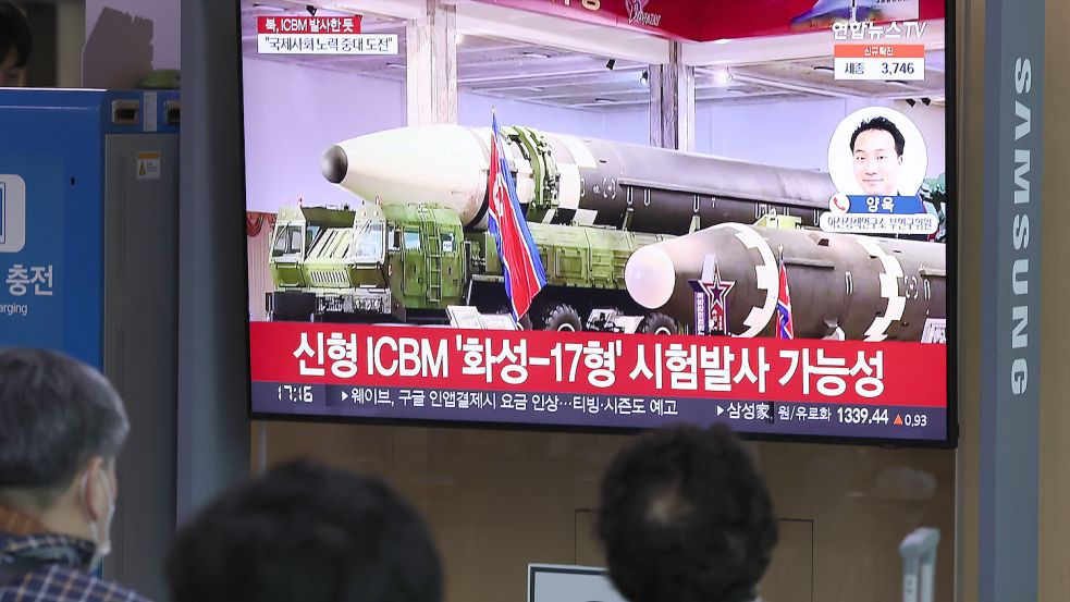 Menschen verfolgen am Bahnhof von Seoul im März dieses Jahres einen Fernsehbericht über den Start einer mutmaßlichen atomwaffenfähigen Interkontinentalrakete durch Nordkorea. Foto: picture alliance/dpa/YNA