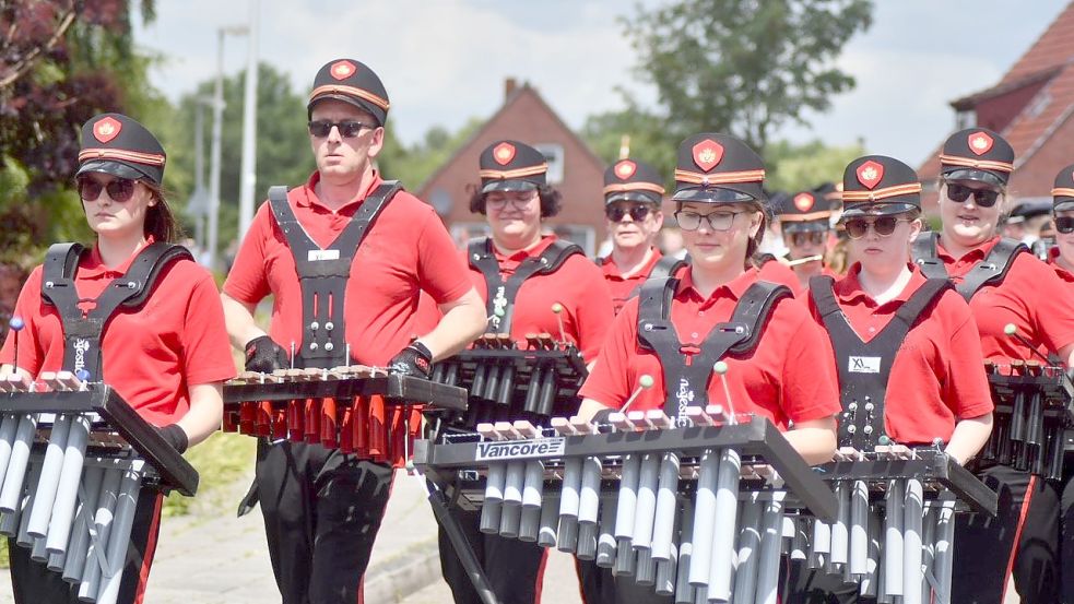 Gegen 13.30 Uhr hat sich der Umzug auf den Weg gemacht. Foto: Hellmers