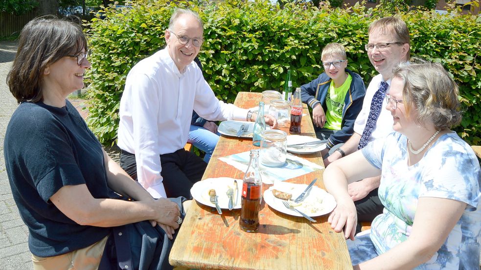 Gleich nach seiner Ankunft wurde Landesbischof Ralf Meister (2. von links) von Pastor Holger Rieken (Zweiter von rechts) zu einem Imbiss eingeladen. Fotos: Weers
