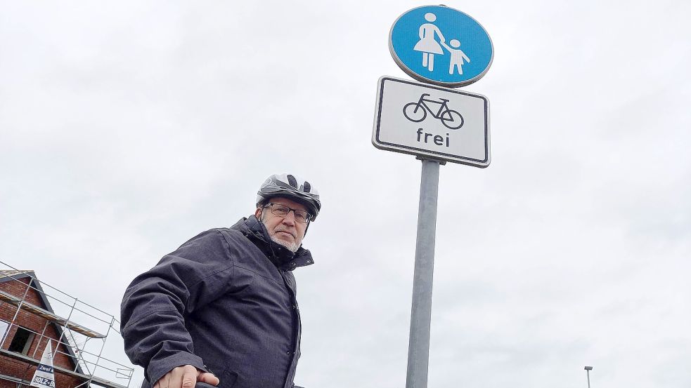 Gehwege für Fahrräder frei: Diese Regelung ärgert Harm Meinders. Er ist Vorsitzender der ADFC-Ortsgruppe Rheiderland. Foto: Vogt/Archiv