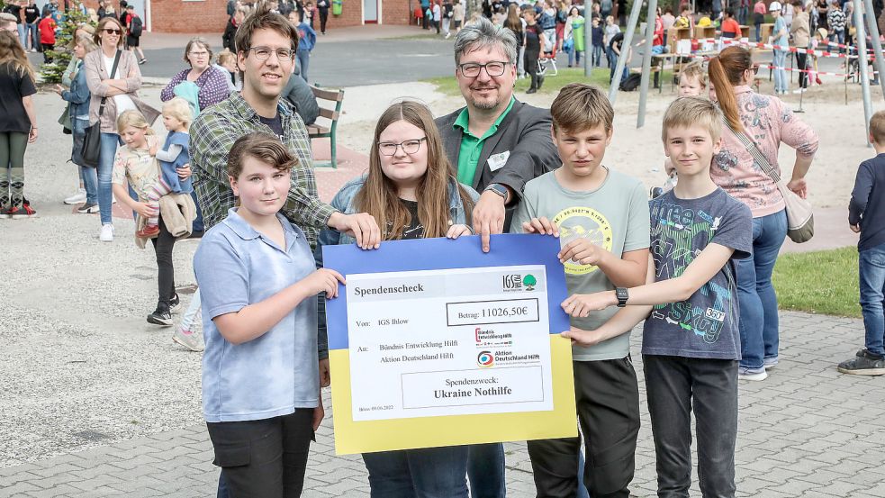 Einen zweiten Scheck gab es von den Schülervertretern Ilka Heyen (von links, vorne) Julia Eilers, Jelke Dannecka und Thies Lichtsinn. Foto: Romuald Banik