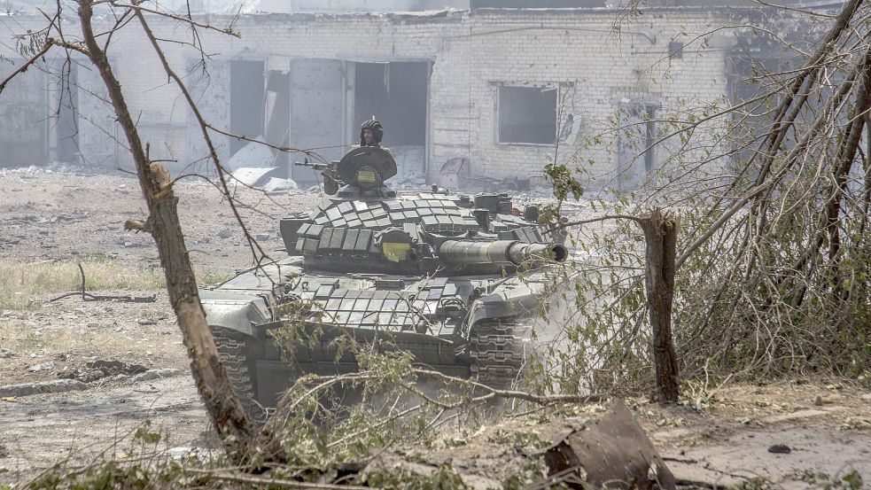 In der Defensive: ein Panzer der ukrainischen Armee in der Stadt Sjewjerodonezk. Foto: picture alliance/dpa/AP