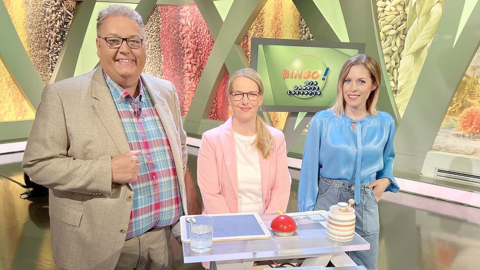 Bianca Weyrauch aus Filsum (Mitte) war am Sonntag Gast in der Fernseh-Lotterie „Bingo!“. Die Moderatoren Michael Thürnau und Jule Gölsdorf führten durch das Format. Foto: Carina Niemeyer, Büro Michael Thürnau