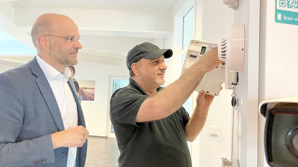 Da kann auch der Chef noch etwas lernen: Shadi Hajjo zeigt Jens Boelen, Geschäftsführer bei Sandersfeld Sicherheitstechnik, wie er vorgeht. Foto: Kierstein