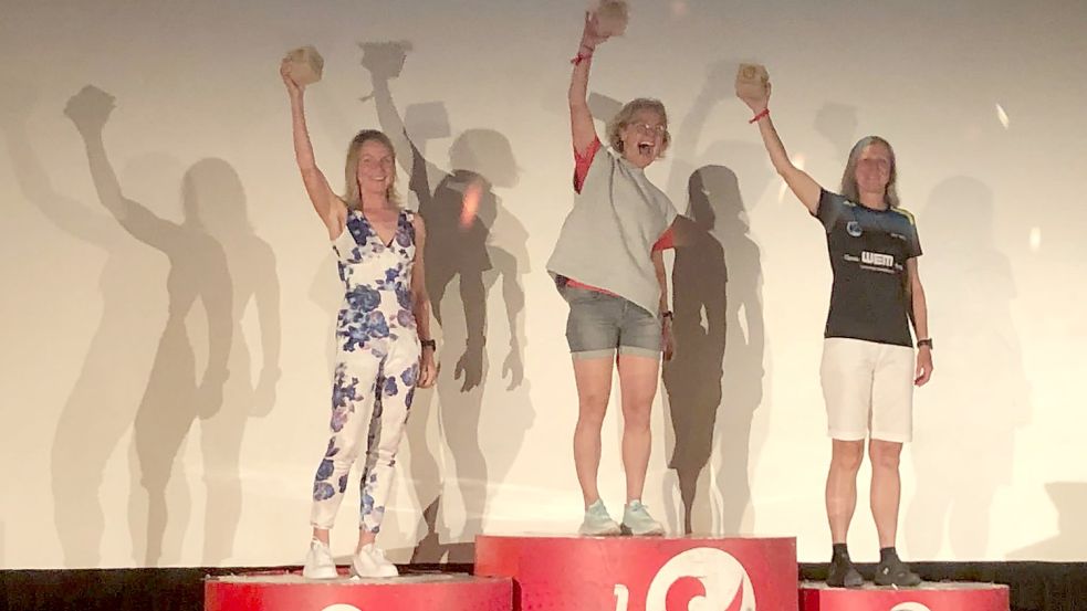 In einem weiß-blauen Jumpsuit genoss Gina Lamberts (links) die Siegerehrung nach dem Triathlon in der Slowakei. Neben ihr jubelten Altersklassen-Siegerin Inez Stärk aus den Niederlanden und Margit Teufelhart aus Österreich. Fotos: Privat