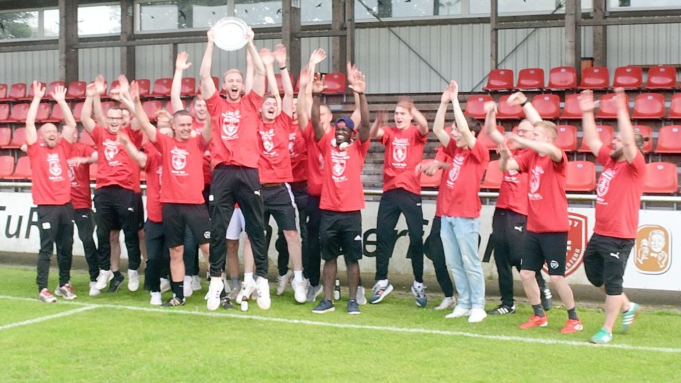 Riesenjubel im heimischen Stadion. Staffelleiter Hans-Adolf Tebben überreichte TuRas U23 die Ostfrieslandliga-Meisterschale an Kapitän Jan Roth. Fotos: Damm