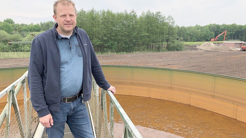 Verbandsgeschäftsführer Frank Müller steht über dem Sammelbecken: Nach einem langen Prozess mit mehreren Filtern und Rieslern bleibt diese braune Brühe nach der Aufbereitung des Rohwassers zu Trinkwasser übrig. Fotos: Kruse