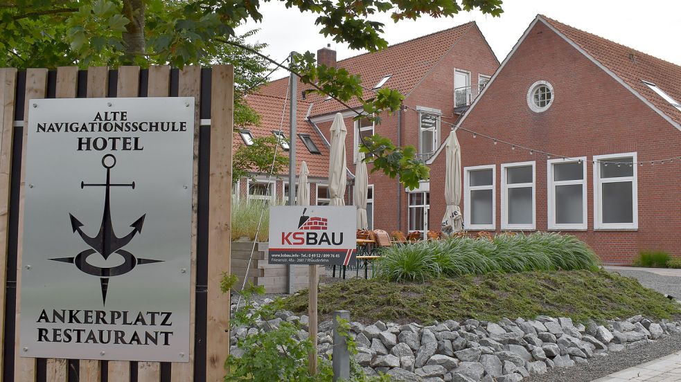Das Restaurant Ankerplatz in Westrhauderfehn hat bislang noch geöffnet. Der Landkreis Leer hat dem Gastronomie-Betrieb jedoch die Nutzung bis auf Weiteres untersagt. Es könnte somit zu einer Zwangsschließung kommen. Foto: Zein
