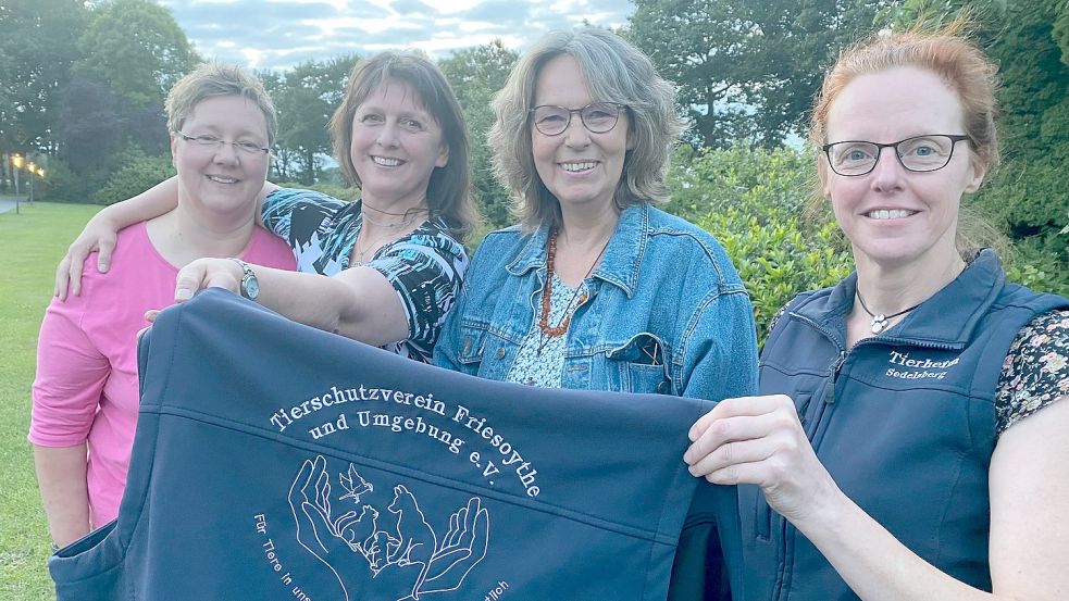 Der Vorstand des Friesoyther Tierschutzvereins (von links) mit Bianca Reins (Kassenwartin), Monika Böker (Vorsitzende), Isabell Gröger (Schriftführerin) und der stellvertretenden Vorsitzenden, Susanne Beckemeier. Foto: Wimberg
