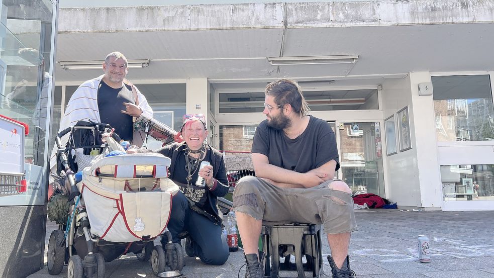 Sany, Ray und Otto (v.l.) übernachten vor einem ehemaligen Supermarkt in der Friedrichstraße, nahe des Bahnhofs. Foto: Pischel