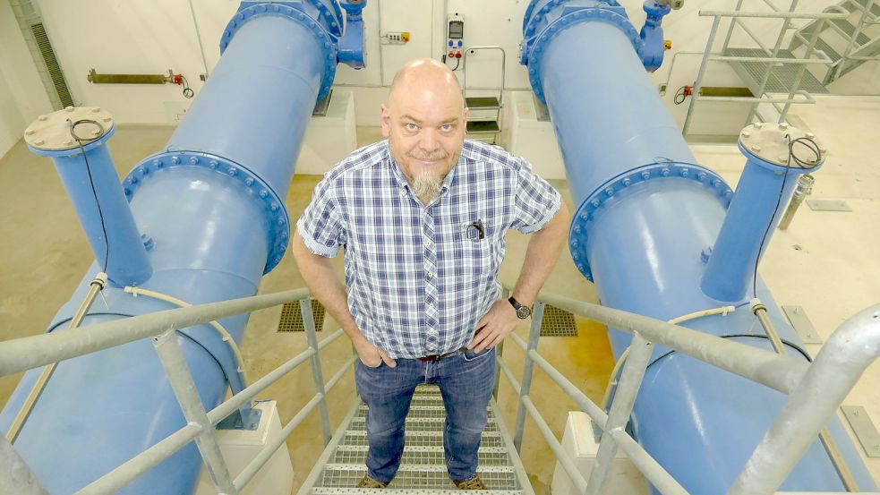 Ralf Jaspers, Leiter der Betriebsstelle der NLWKN in Cloppenburg, steht im Technikraum des Auslaufbauwerks der Thülsfelder Talsperre. Durch die Rohre wird der Wasserstand im Stausee reguliert. Fotos: Wieking