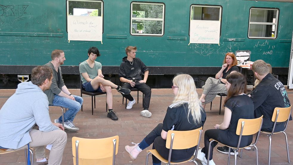 Die Jugendlichen diskutierten am Waggon in Ostrhauderfehn. Foto: Lohmann