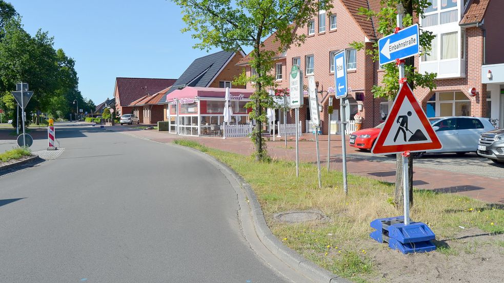 Seit Donnerstag darf die Schulstraße in Ramsloh wegen der anstehenden Bauarbeiten am Busbahnhof nur noch in einer Richtung befahren werden. Foto: Fertig