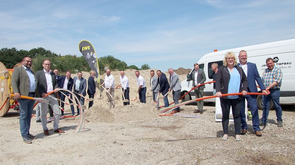 Vertreter des Landkreises, der Städte und Gemeinden sowie der beteiligten Unternehmen griffen in Lastrup beim symbolischen Spatenstich zur Schaufel. Foto: Landkreis