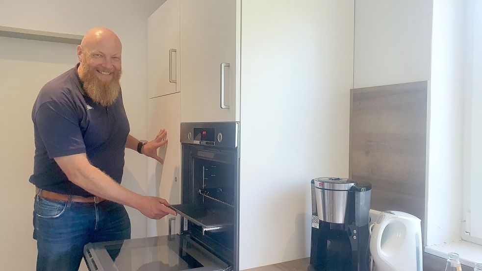 Einen Backofen gibt es zwar im JUZ Wasserturm, aber Kim Kanschat, dass hier noch klassische Angebote wie gemeinsames Pizzabacken gefragt sind. Foto: Gettkowski