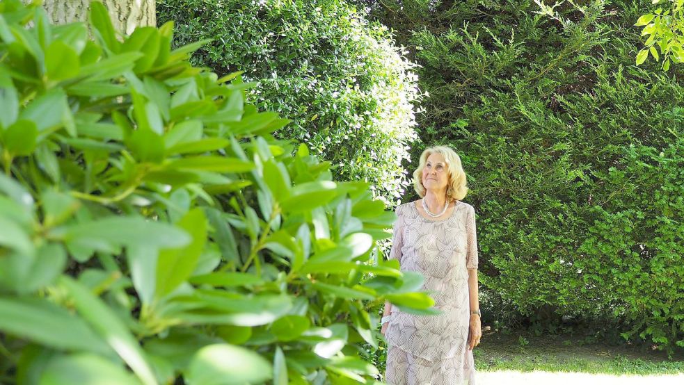 Ute Stoppe auf der Suche: Irgendwo in diesem Garten liegen ihre Vorderzähne. Foto: Kai Hasse