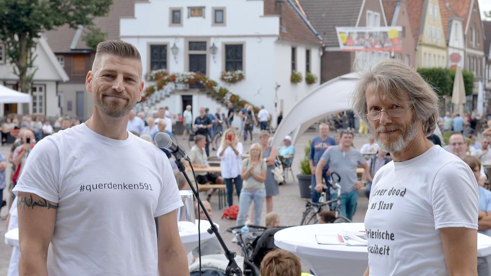 Der ostfriesische Arzt Dr. Manfred Dittmar (rechts) bei einer „Querdenker“-Demo am 22. August 2020 auf dem Lingener Marktplatz, zusammen mit dem damaligen Versammlungsleiter Thorsten Patzlaff aus Meppen. Foto: Roggendorf