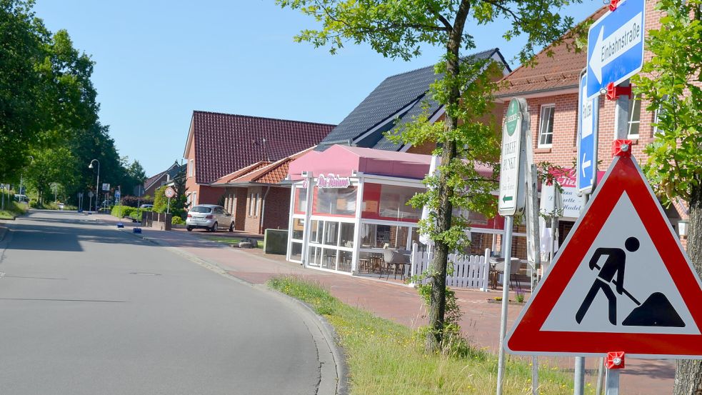 An der Einmündung der Schulstraße in die Hauptstraße beim Rathaus und dem Lokal Da Tiziano weisen Schilder auf die Baustelle und die Einbahnstraßenregelung hin.
