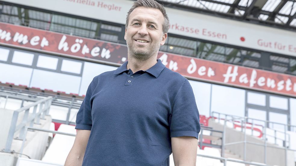 Trainer Christoph Dabrowski feiert seine Premiere auf der Bank der Essener im Ostfrieslandstadion. Foto: Imago/Endberg