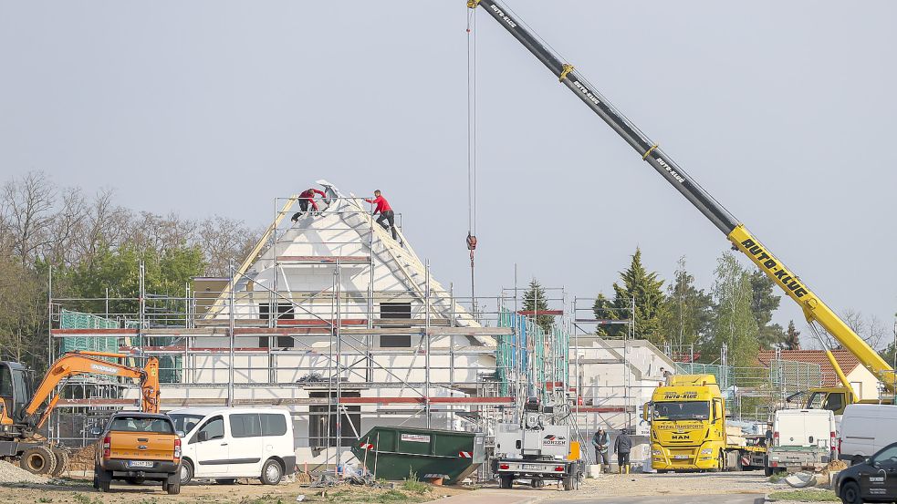 Häuslebauer müssen teilweise ein Jahr auf eine Baufirma warten. Foto: Jan Woitas/dpa