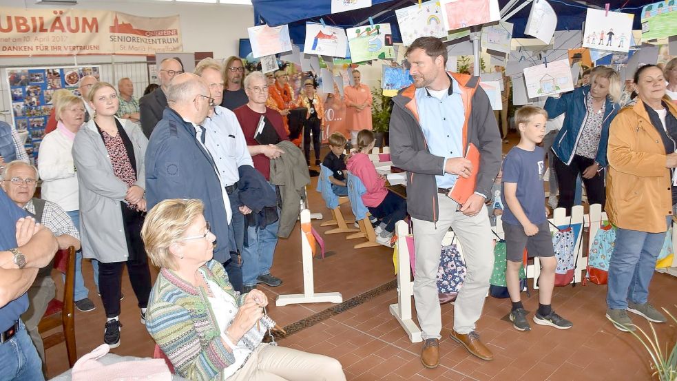 Die Fahrzeughalle des Feuerwehrhauses hatten die Osterfeiner zur Markthalle umgewandelt. Hier präsentierten sich Vereine und Firmen und informierten die Kommission vor wenigen Tagen über ihre Tätigkeit. Foto: Lammert