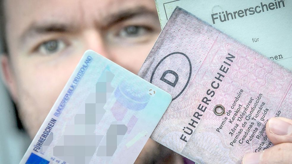 Der alte „graue Lappen“ und der rosafarbene Führerschein müssen in einen Führerschein im Scheckkartenformat getauscht werden. Foto: Ortgies