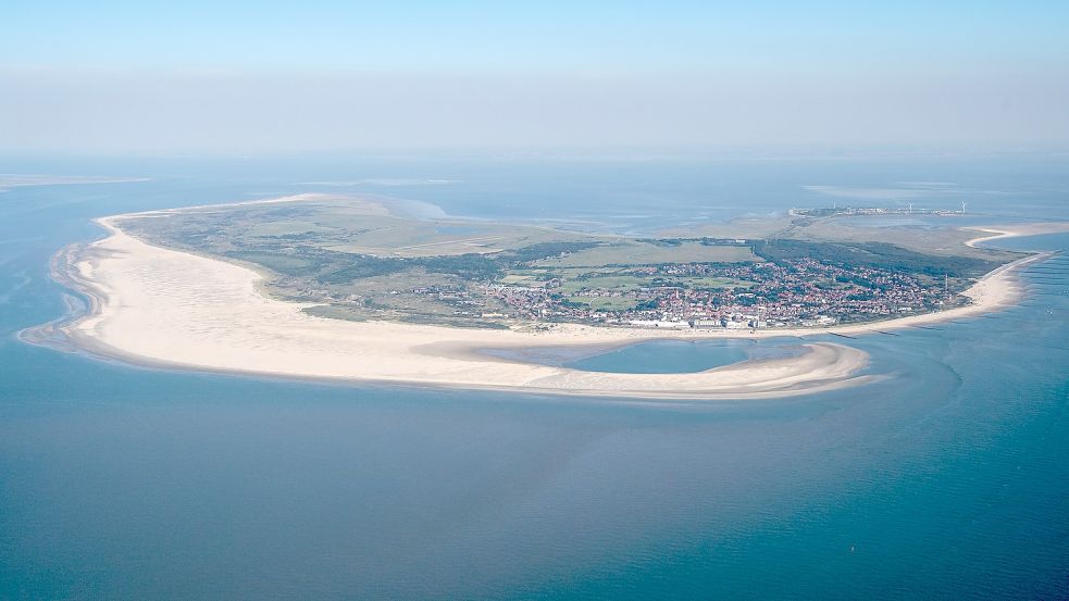 Die Insel Borkum aus der Luft. Die Niederlande haben eine gemeinsam mit Deutschland geplante Förderung von Erdgas in der Nordsee erlaubt. Foto: Schuldt/dpa