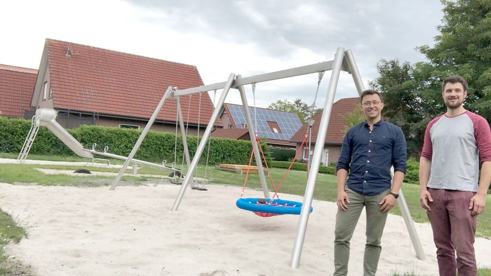 Hannes Coners (links) und Tim Völkel haben sich im Frühjahr in allen Ortsteilen der Gemeinde Spielplätze angeguckt. Foto: Privat