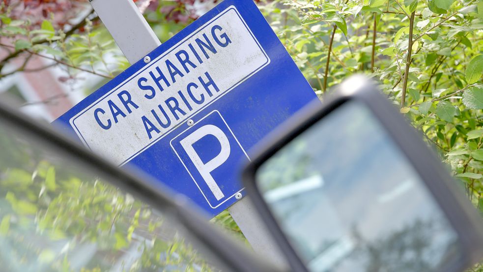 Mit diesem Schild werden die Stationen für Autos des Carsharing-Vereins in Aurich kenntlich gemacht. Foto: Ortgies/Archiv