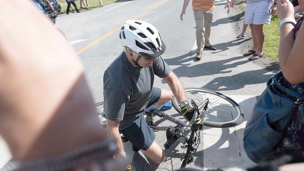 US-Präsident Joe Biden verlor das Gleichgewicht und stürzte vom Fahrrad. Foto: AFP/SAUL LOEB