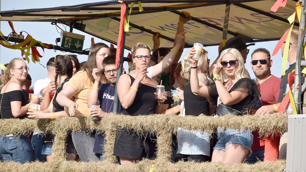 Ausgelassene Stimmung herrschte auf den Festwagen. Bei sommerlichen Temperaturen wurden die kühlen Getränke während des Umzugs genossen. Foto: Ammermann