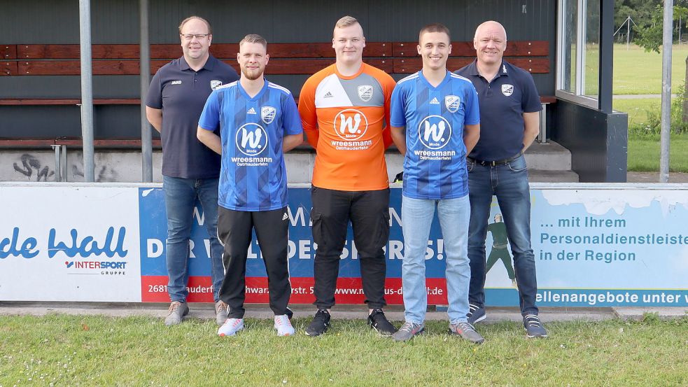 TSV-Fußballobmann Dieter Schliep (links) und Sportvorstand Stephan Reents freuen sich über die externen Zugänge (ab Zweiter von links) Andreas Gerhardt, Finn Lahmer, und Marc Meyer. Es fehlt auf dem Foto Neuzugang Luca Pascal Frank. Foto: TSV