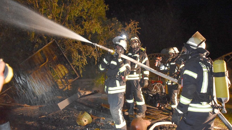 Unter Atemschutz gingen Mitglieder der Feuerwehr Westrhauderfehn gegen den Brand vor. Foto: Ammermann