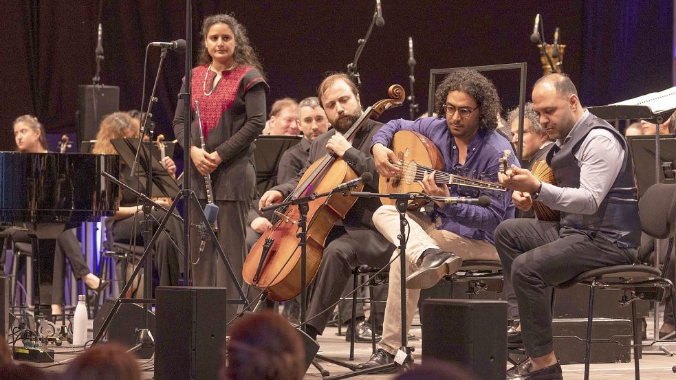Neu in der Morgenland-Gemeinde: Naïsam Jalal, Basilius Alawad, Mohannad Nasser und Mevan Younes, vier der fünf syrisch-stämmigen Künstler, die sich beim Open-Air-Konzert mit dem Osnabrücker Symphonieorchester vorgestellt haben. Foto: Swaantje Hehmann