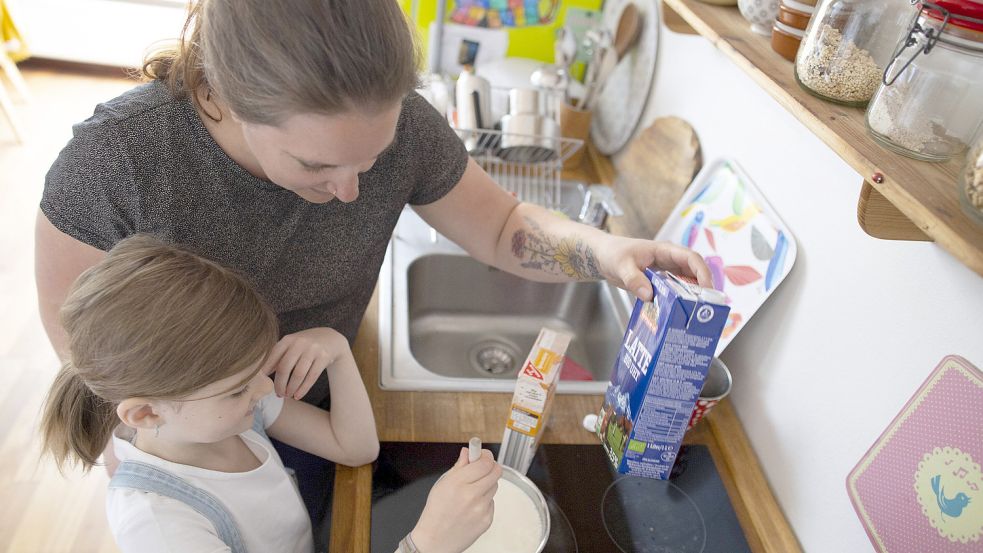 Noch immer sind es vor allem Frauen, die neben ihrer Erwerbsarbeit, Haus und Familie am Laufen halten. Ohne Honorierung. Foto: imago images/photothek (Symbolbild)