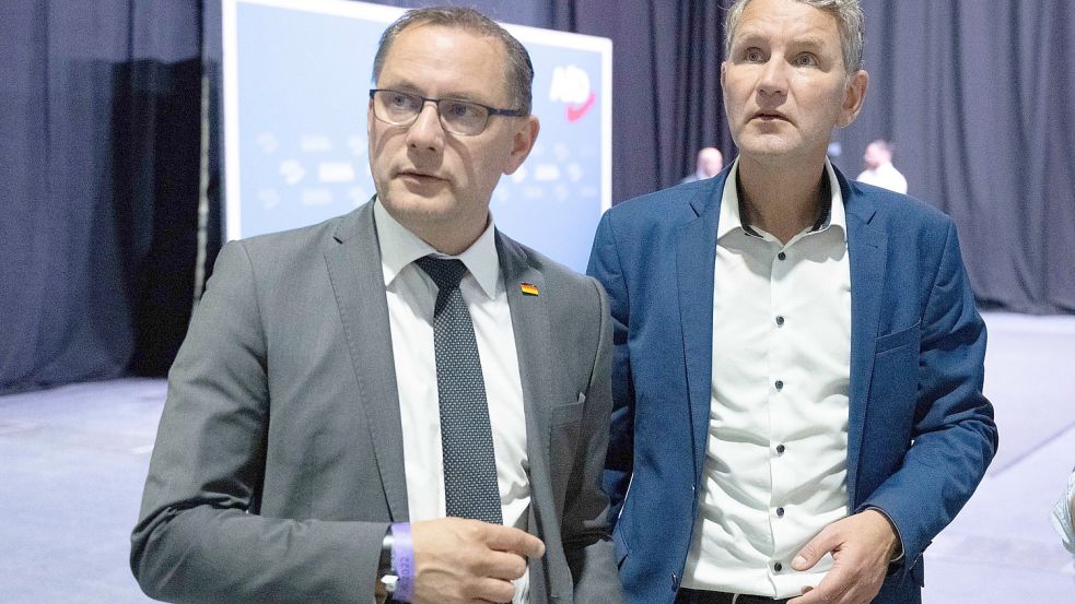 AfD-Bundesparteitag in Riesa vorzeitig beendet: Rechtsaußen Björn Höcke warb für eine EU-kritische Resolution, Parteichef Tino Chrupalla (l.) wollte den Text nicht beschließen. Foto: dpa/Sebastian Kahnert