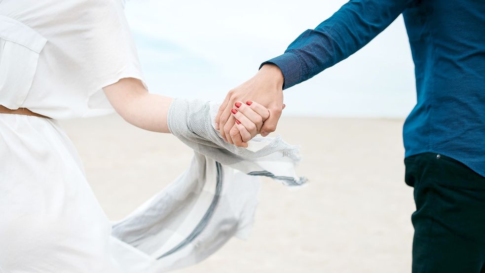 Ein gemeinsames Konto verbindet – wollt ihr das? Foto: Unsplash/Pablo Heimplatz (Symbolbild)