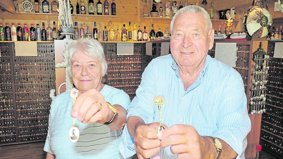Zwei von mehr als 9500: Margret und Hans-Josef Schöler sind stolz auf ihre Löffelsammlung. Gerd Schade