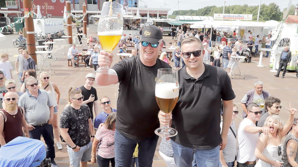Prosteten den Besuchern zum Auftakt des 1. Barßeler Bierfestes zu Kultwirt Jan Lange (li) und Bürgermeister Nils Anhuth. Foto: Passmann