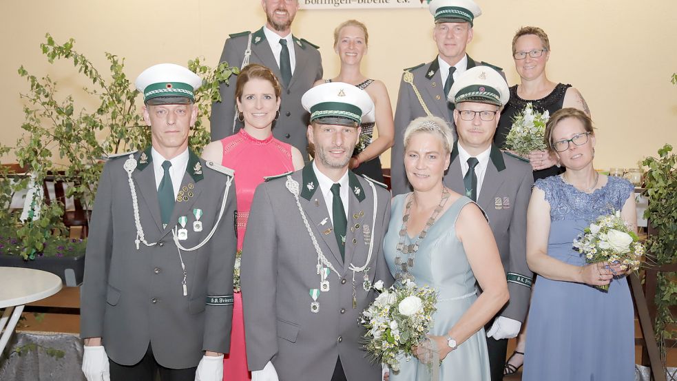 Mit dem neuen Königspaar Christina Harms und Prinzgemahl Wilfried (vorne Mitte) sowie ihrem Hofstaat feierten die Radbod-Schützen ihr Schützenfest.