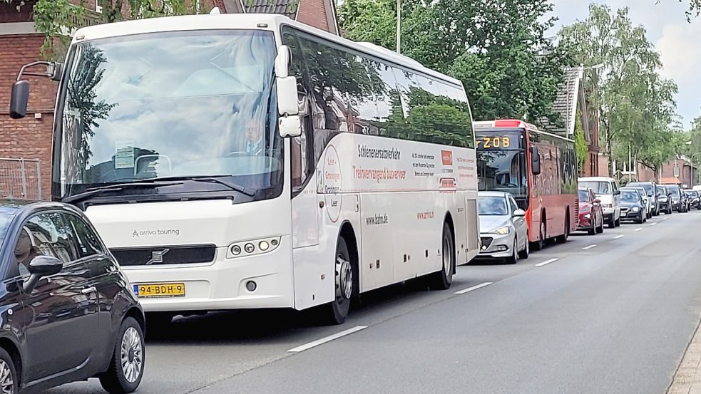 Gerade in der Mittagszeit staut sich der Verkehr in der Ubbo-Emmius-Straße bis zur Kreuzung bei der Plytenbergschule. Foto: Wolters