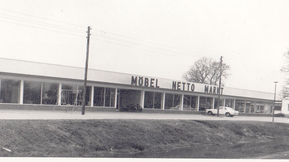 Der Möbel-Netto-Markt an der Schifferstraße (früher 3. Südwieke) gehörte jahrzehntelang zu den renommiertesten Geschäften in Ostrhauderfehn. Fotos: GA-Archiv (2)/Zein