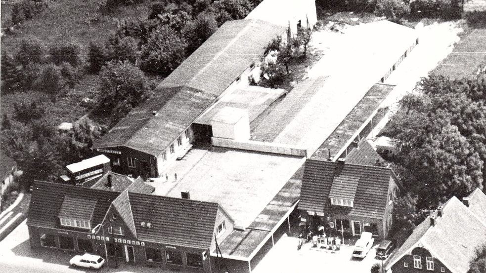 Dieses Foto zeigt das Möbelhaus Heyenga im Jahr 1974. Rechts daneben ist die Werkstatt von Walter Tuitjer.