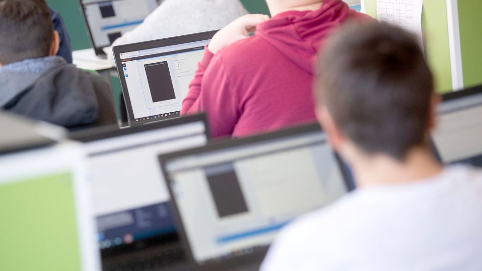 Schülerinnen und Schüler nehmen im Klassenzimmer einer neunten Klasse mit Hilfe von Laptops und Tablets teil. Auch die Barßeler IGS und die vier Grundschulen im Gemeindegebiet werden jetzt mit iPads ausgestattet. Foto: Murat/DPA