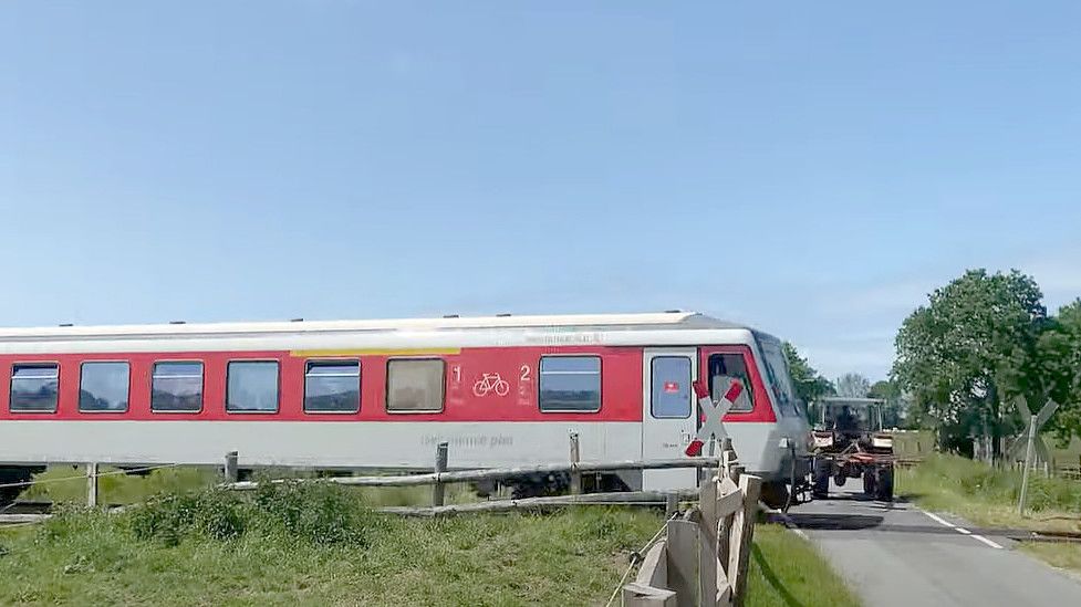 In einem am Montag auf Youtube aufgetauchten Video sind Szenen zu sehen, in denen ein Zug auf einem Bahnübergang in Nordfriesland offenbar beinahe einen Traktor rammt. Foto: Screenshot Youtube