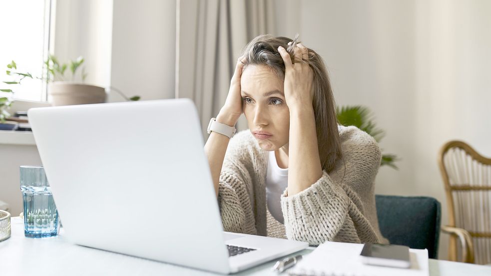 Stressed freelancer looking at laptop working from home model released, Symbolfoto property released, BSZF01997 Foto: Imago images/Westend61 (Symbolbild)