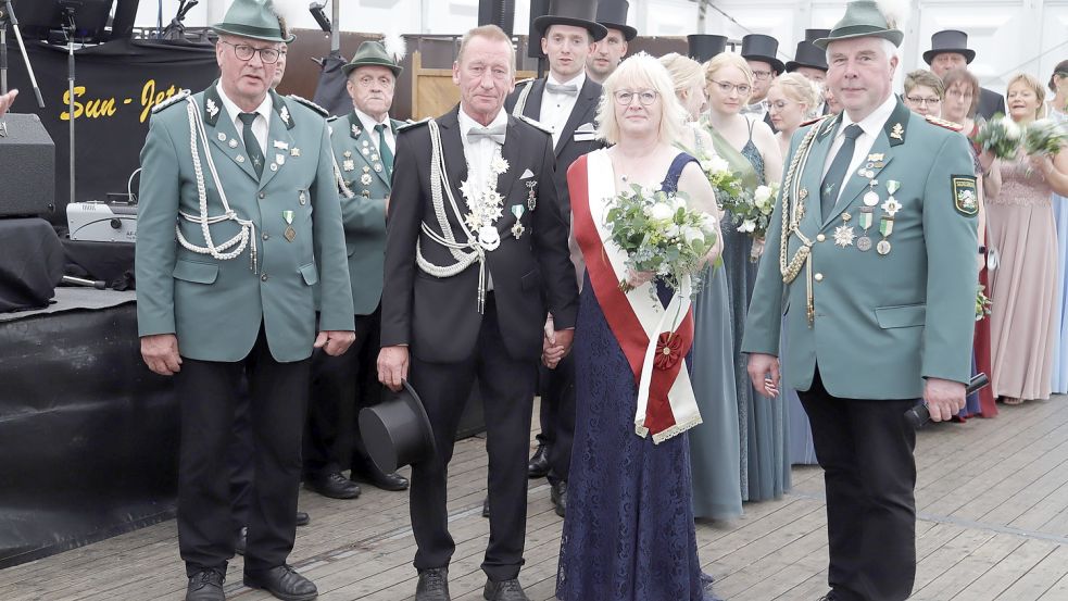 Das neue Königspaar des Schützenvereins Sedelsberg, Willi und Monika Kamphaus (Mitte), flankiert vom zweiten Vorsitzenden Gerd Meyer (links) und Präsident Dr. Heinrich Norrenbrock. Fotos: Passmann