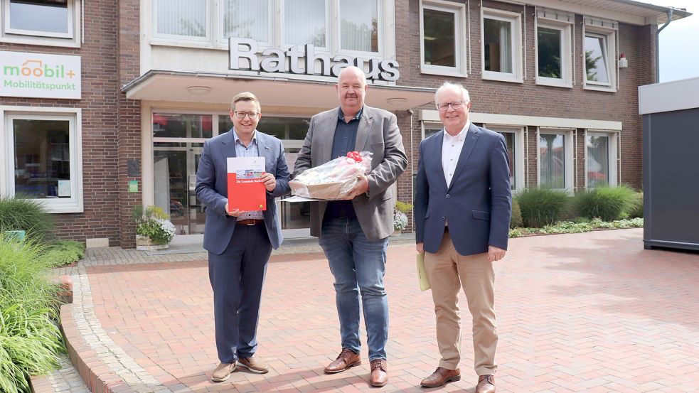 Für seine Tätigkeit wurde Andreas Freesemann (Mitte) von Bürgermeister Nils Anhuth (links) und dem stellvertretenden Direktor des Amtsgerichts Cloppenburg, Richter Hubert Tolksdorf, gewürdigt. Foto: Wlodarzyk/Gemeinde Barßel
